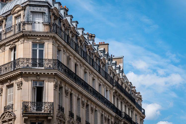 Selon l'Atelier parisien d'urbanisme (APUR), le loyer moyen observé entre juillet 2023 et juin 2024 à Paris était inférieur de 8,2% par rapport à ce qu'il aurait été en l'absence d'encadrement. (Getty Images)